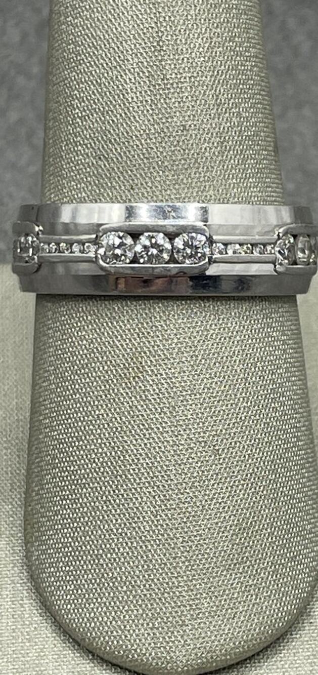 10K White Gold Diamond Band Ring (22334)